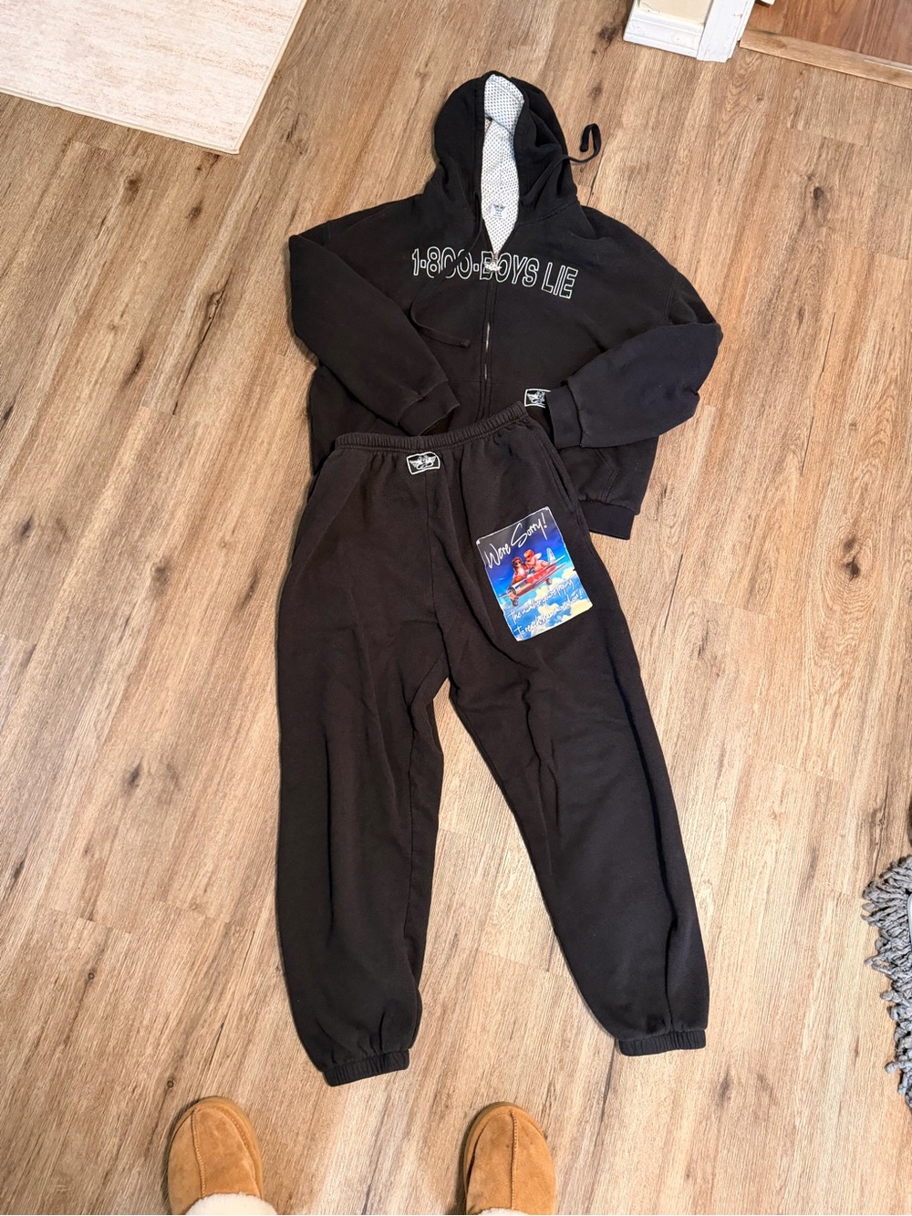 Boys Lie black sweatpants & zip up set!